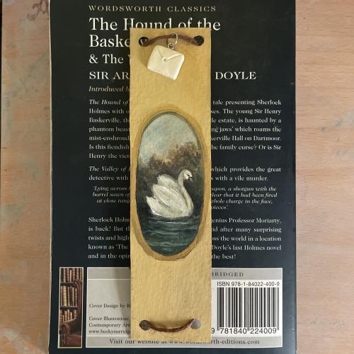 فاصل كتاب Swan in the lake