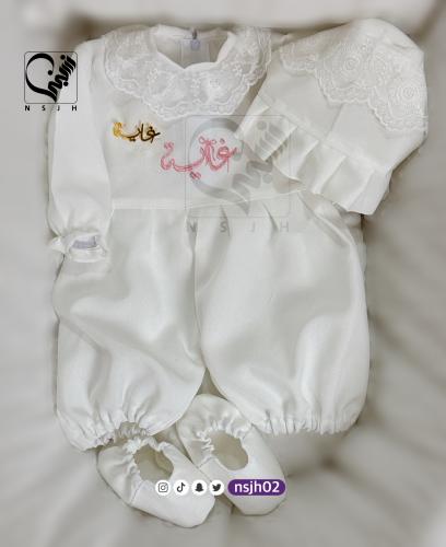 لبس مولوده مطرز بالاسم + بروش بالاسم