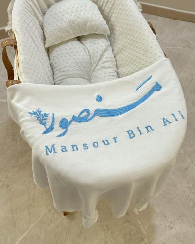 بطانية مع التطريز زخارف