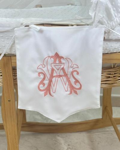 تعليقات سرير المولود مطرزه بالاسم