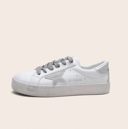 حذاء رياضي مزين بنجمه