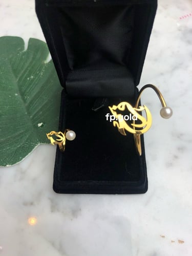 طقم قلاده وبروش الورده و اسواره وخاتم مطلي ذهب بال...