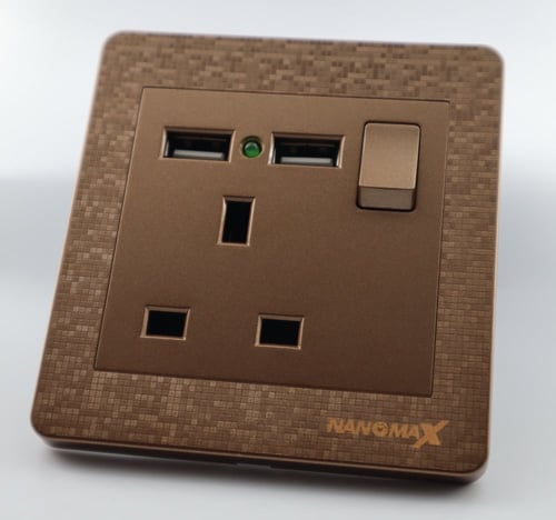 فيش مع فتحتين يوسبي USB بني كاروهات