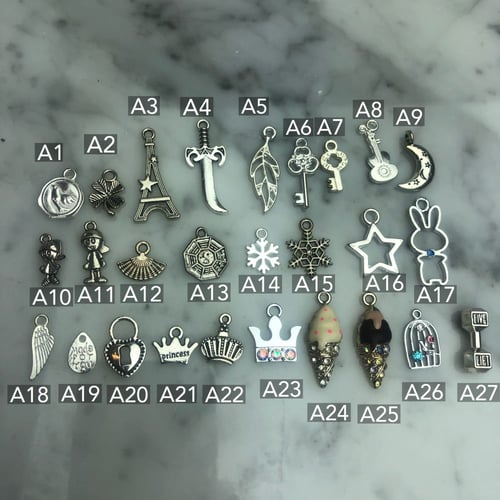 بروش مطلي ذهب مع تاج يمكن تغيير الفصوص مرفق صوره ل...