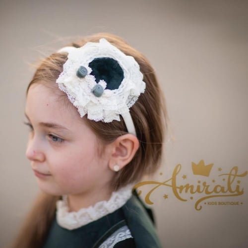 فستان من المخمل الراقي مع اكسسوار للشعر