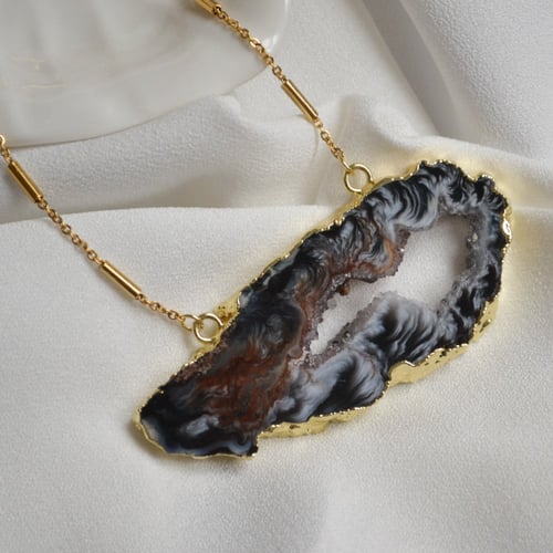 شريحة غير منتظمة من الحجر الطبيعي المطلي بالذهب ال...