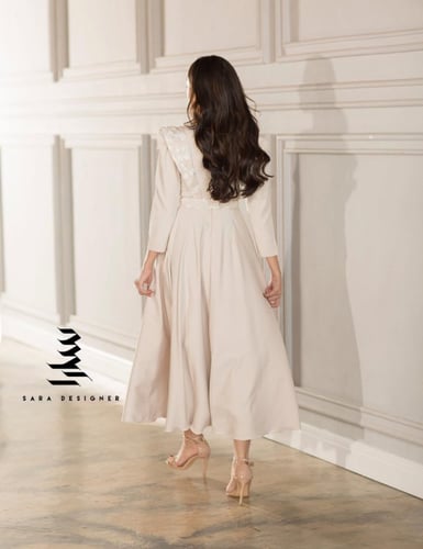 فستان بيج مطرز بزهور بيضاء