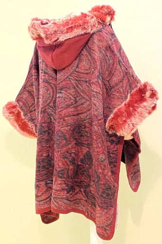 رداء معطف الاسكيمو بفراء وقبعة.