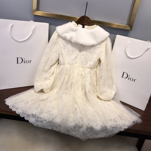 فستان ديور دانتيل مزين بياقة فرو وبروش مبطن فرو