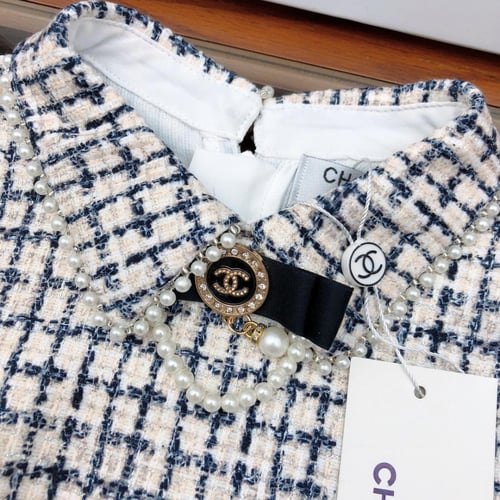 فستان شتوي للمناسبات من شانيل مزين ببروش