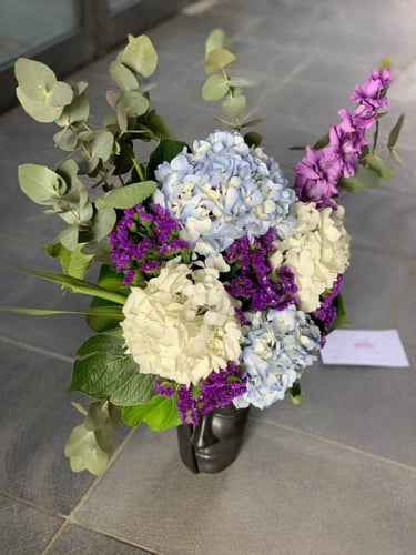 مجموعه من ازهار الهايدرنجا على فازه