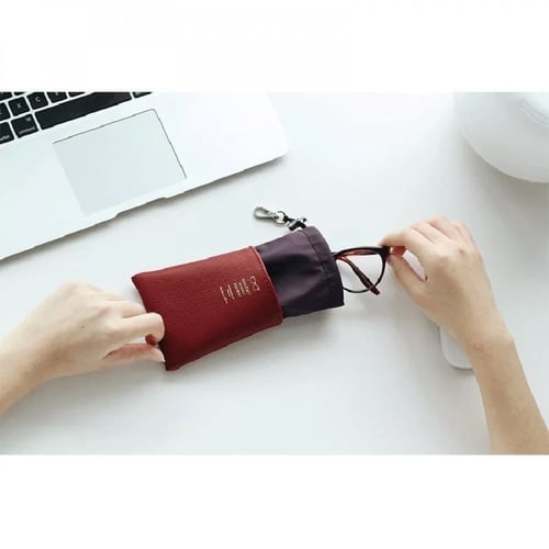 حقيبة نظارة بربطة من الجلد