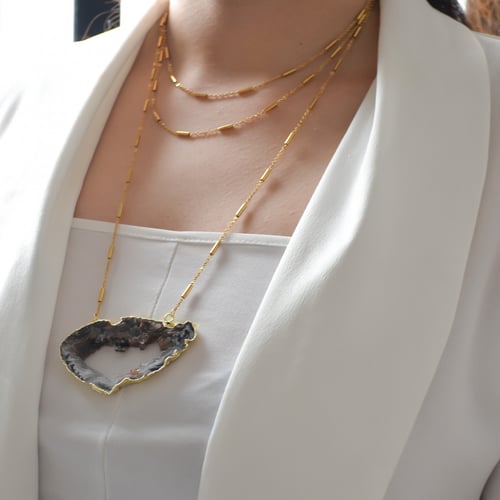 شريحة غير منتظمة من الحجر الطبيعي المطلي بالذهب ال...