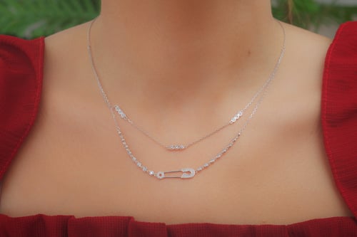 عقد نسائي المشبك مع احجار الزركون فضة