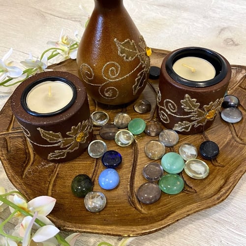 صحن ورقة شجر مع جرة عيدان معطرة وكاستين شمع