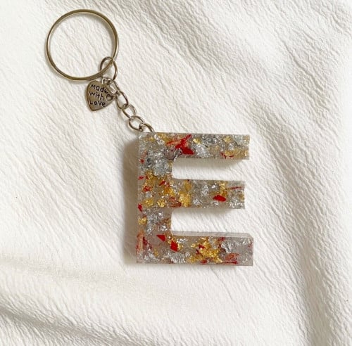 ميداليه احرف مع ورق الذهب والفضه