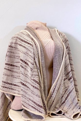 رداء بقبعة مع جيوب وبروش أنيق وعملي.