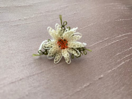 اكسسوار الورد المطرز