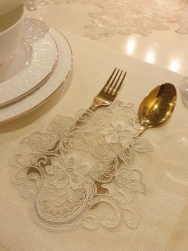 مفرش بدانتيل سكري