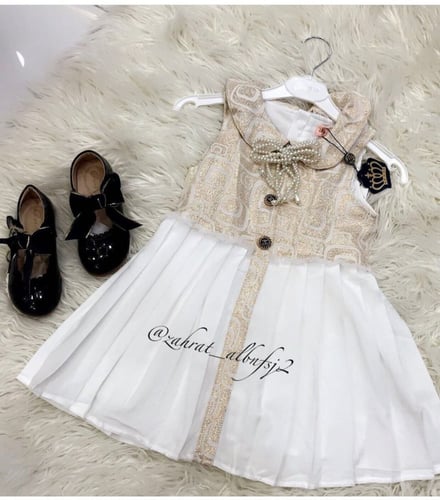 فستان بناتي أبيض وذهبي راقي للمناسبات مزين باللؤلؤ