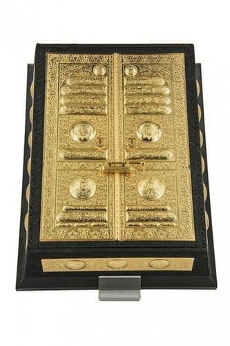 صندوق المصحف الشريف بغطاء باب الكعبة الشريفة