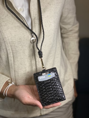 تعليقة بطاقه بجلد الثعبان ID holder