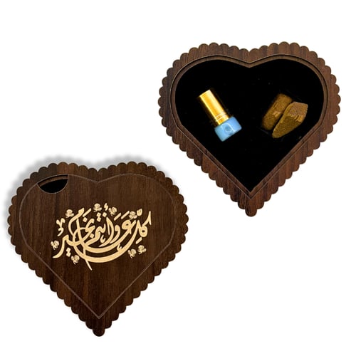 توزيعات خشبية على شكل قلب مسك وعود بعبارة كل عام و...