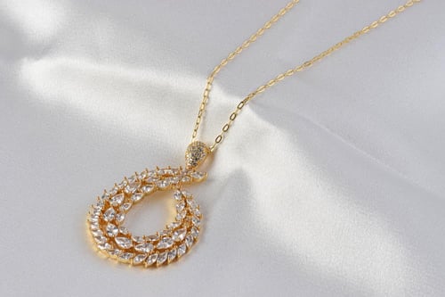 نص طقم فضة عيار 925 مطلي بالذهب بتصميم فاخر يجسد ا...