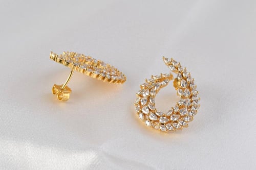 نص طقم فضة عيار 925 مطلي بالذهب بتصميم فاخر يجسد ا...