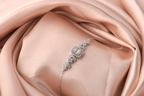 طقم سهرات راقٍ بلمسة ملكية