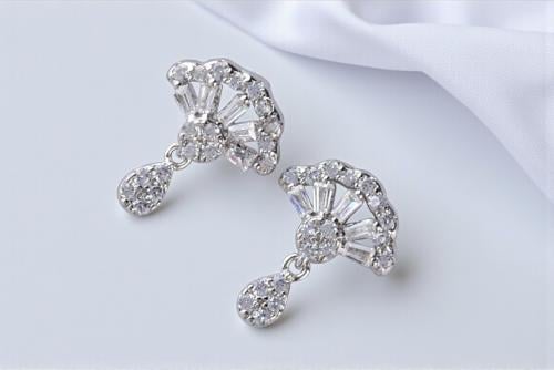 حلق فضة 925 مطلية روديوم بتصميم عصري فخامة تكمّل إ...