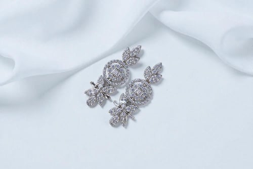 بريق يليق بكِ… طقم نسائي من الفضة 925 مطلي روديوم