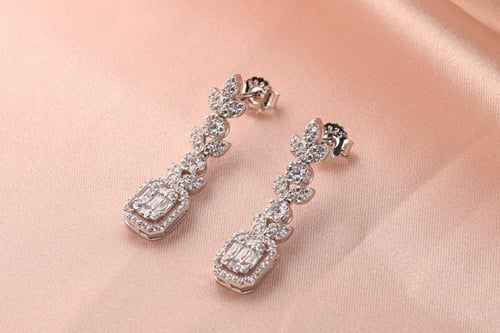 طقم سهرات راقٍ بلمسة ملكية