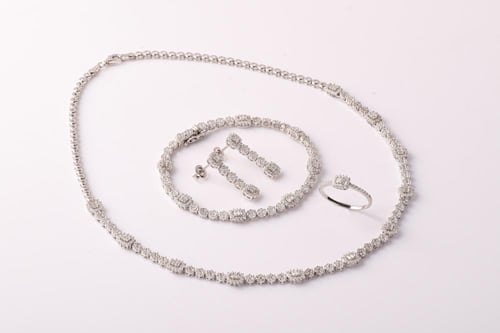 طقم سهرات فاخر من الفضة عيار 925 – أناقة متكاملة ب...