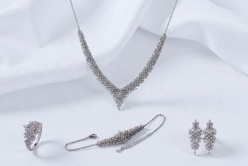 بريق لا يُقاوم – طقم فضة فاخر بتصميم الألماس