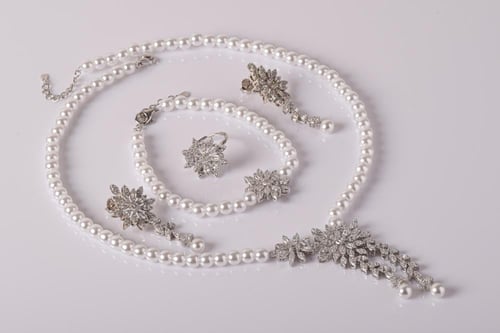 طقم لؤلؤ فاخر لإطلالة ملكية