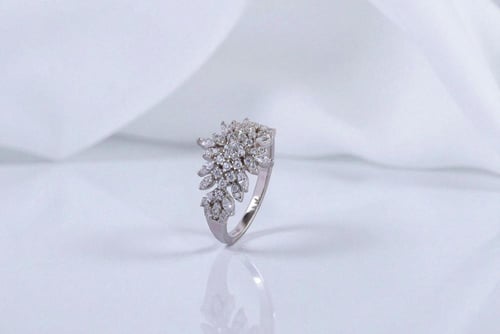 بريق لا يُقاوم – طقم فضة فاخر بتصميم الألماس