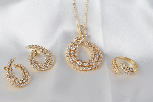 نص طقم فضة عيار 925 مطلي بالذهب بتصميم فاخر يجسد ا...