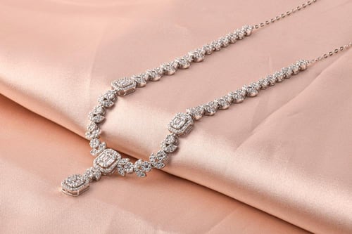 طقم سهرات راقٍ بلمسة ملكية