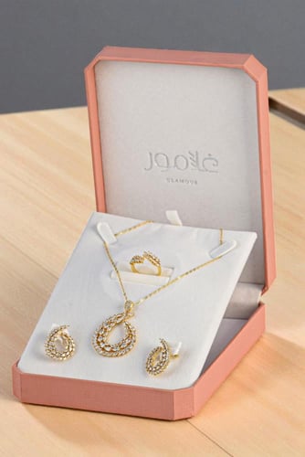 نص طقم فضة عيار 925 مطلي بالذهب بتصميم فاخر يجسد ا...