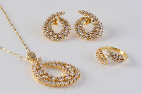 نص طقم فضة عيار 925 مطلي بالذهب بتصميم فاخر يجسد ا...