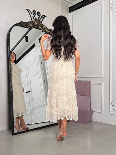 فستان بكرستال من الرقبه و بتفاصيل ورود