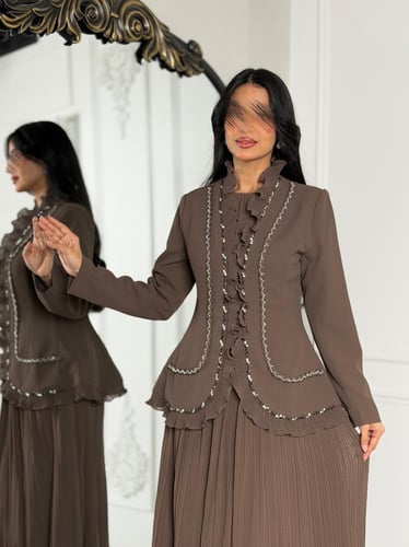 فساتين ناعمة للعيد بتصميم قطعتين وكسرات أنيقة