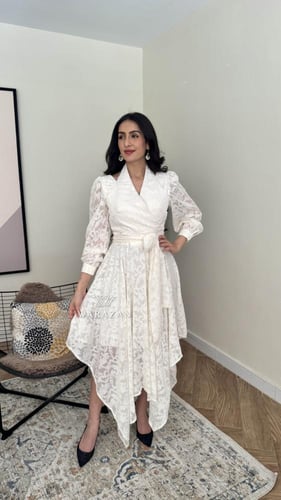 فستان ناعم بقصة من الرقبة