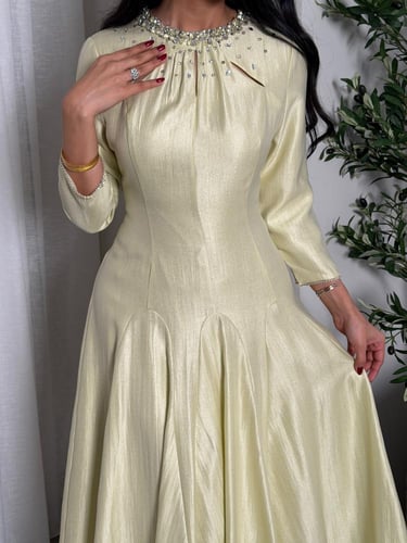 فستان ناعم بقصة من الرقبه