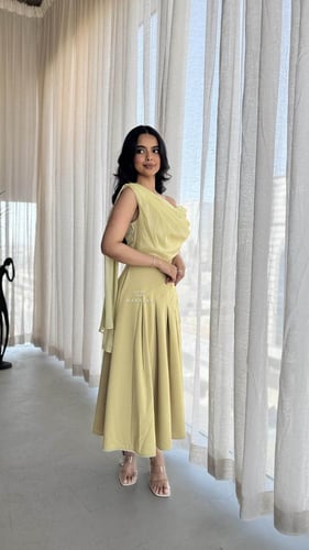 فستان ناعم بقصه من الكتف