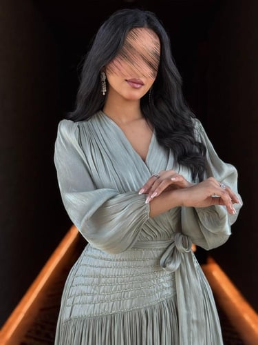 فستان لفّ حريري بأكمام وربطة خصر