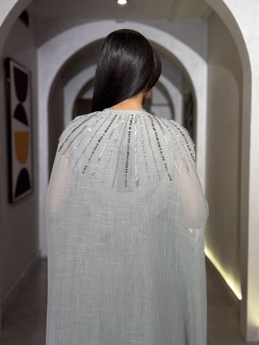 جلابية ناعمة بقصة كاب للمناسبات الخاصة