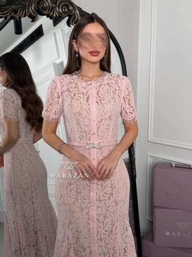 فستان دانتيل مبطن و بحزام كرستال