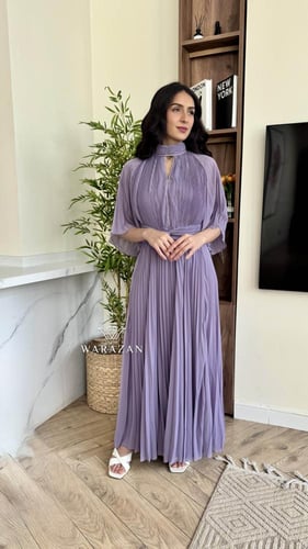 فستان ناعم بكسرات و ربطة عند الخصر